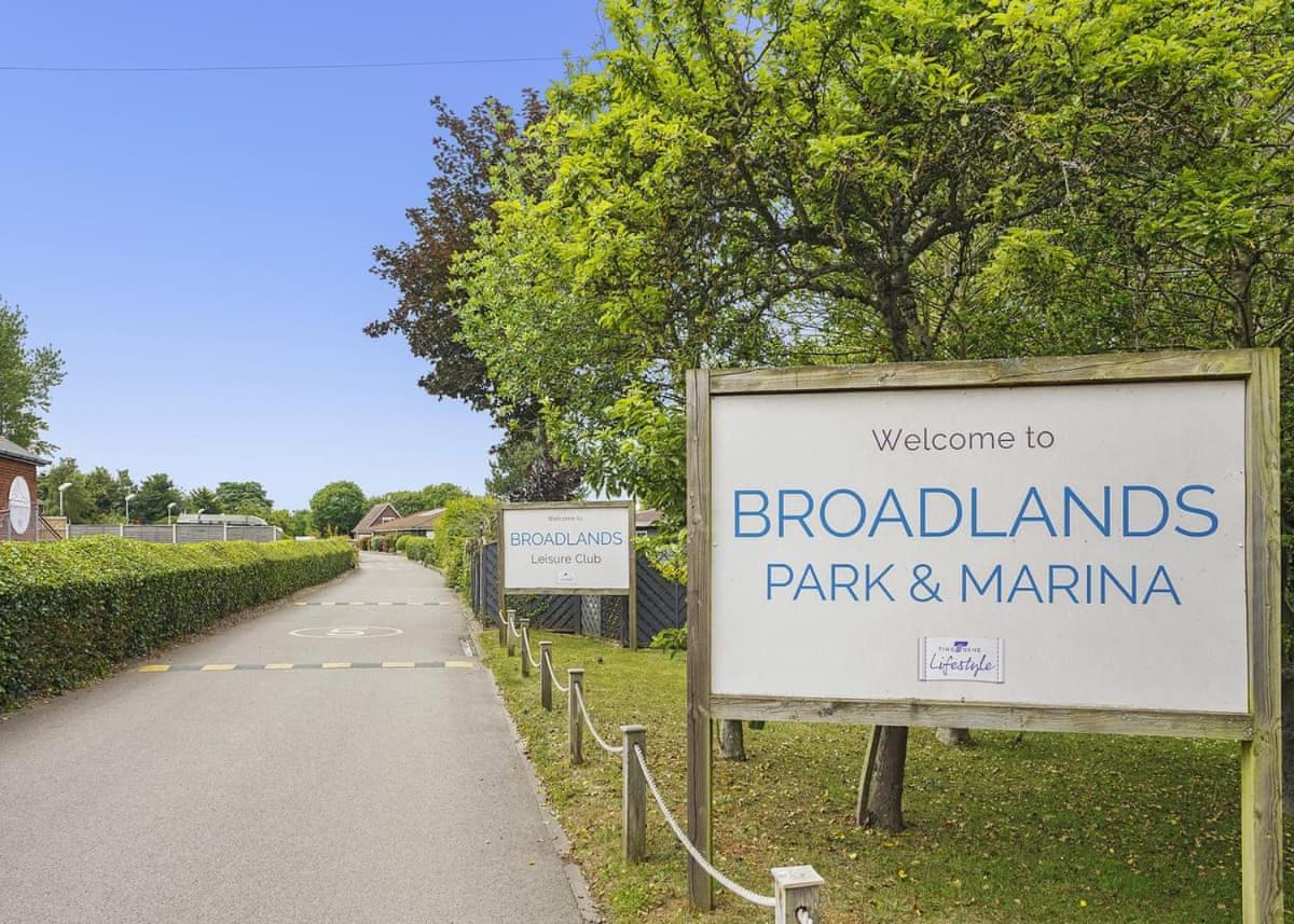 Broadlands Park And Marina 호텔 Pakefield 외부 사진